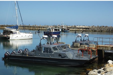  Die vloot se hawepatrolliebote lÃª voor anker in die hawe. Hulle vorm deel van Operasie Corona. Helikopters vorm ook deel van die taakmag. 